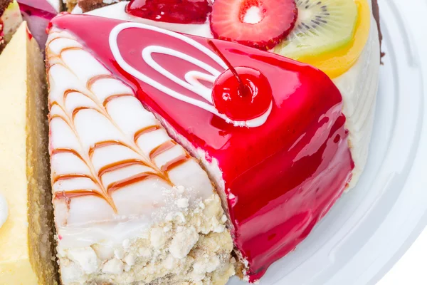 Trozo de pastel con cereza y fruta —  Fotos de Stock