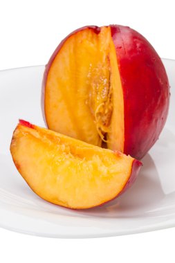 Beyaz tabakta kuru soğan