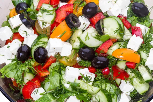 Salada de legumes com azeitonas e mussarela — Fotografia de Stock