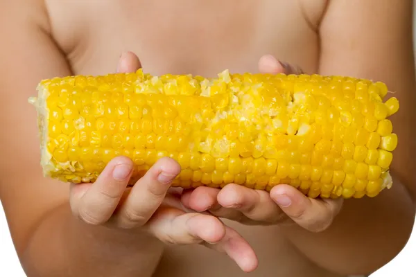 Kind met gekookte maïs — Stockfoto