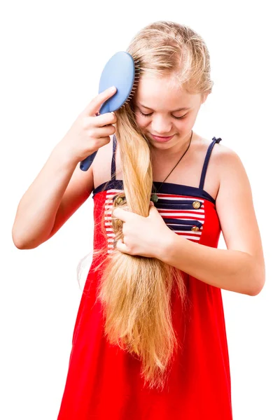 Ragazza pettinando i capelli lunghi — Foto Stock