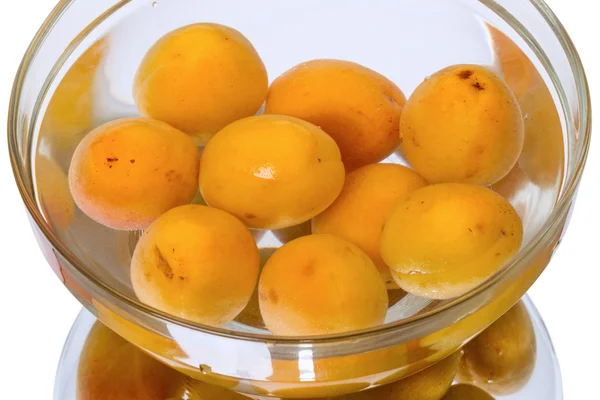 Спелые абрикосы в воде — стоковое фото