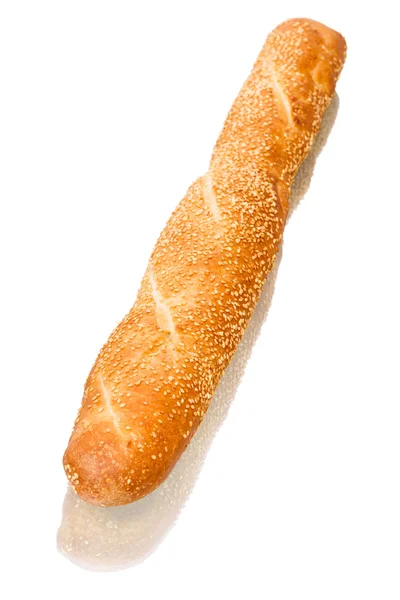 Pão branco com gergelim no branco — Fotografia de Stock