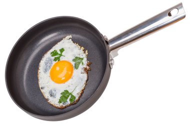 teflon tava üzerinde sahanda yumurta