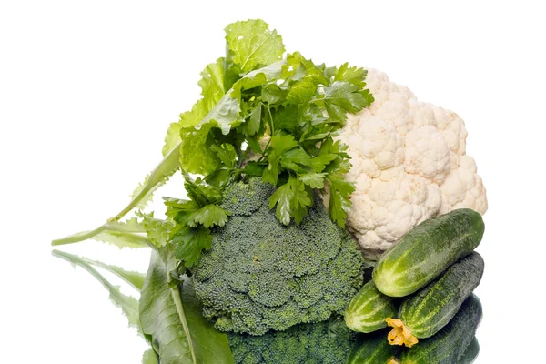 Verduras sobre blanco con reflexión — Foto de Stock