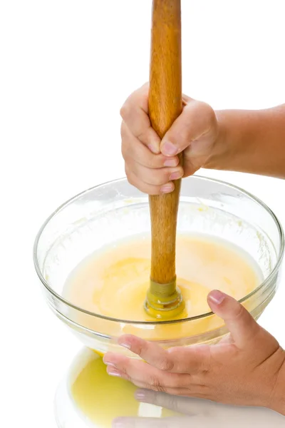 Enfant jette la pâte pour les crêpes — Photo