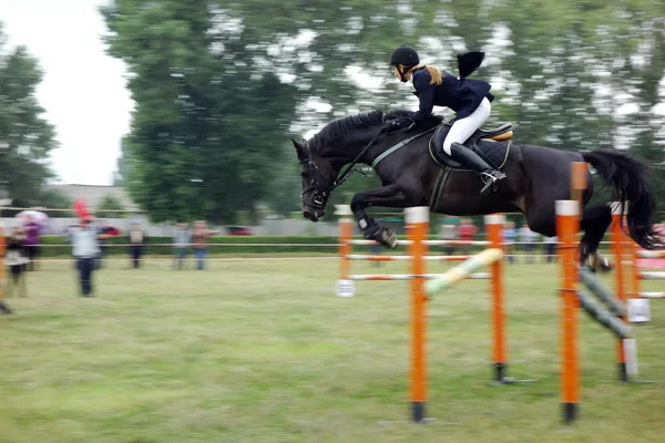 Jovem piloto show jumping — Fotografia de Stock