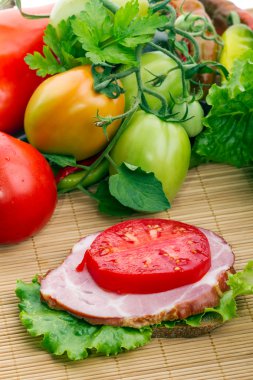 Jambonlu ve domatesli sandviç