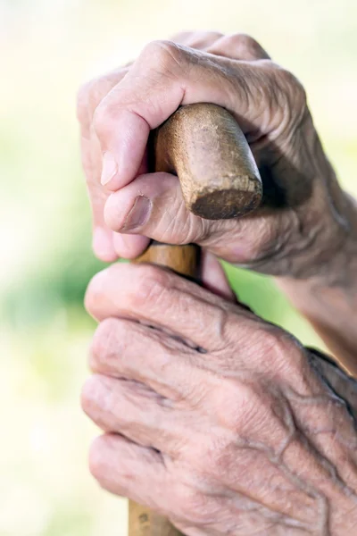 Hände mit Gehstöcken — Stockfoto