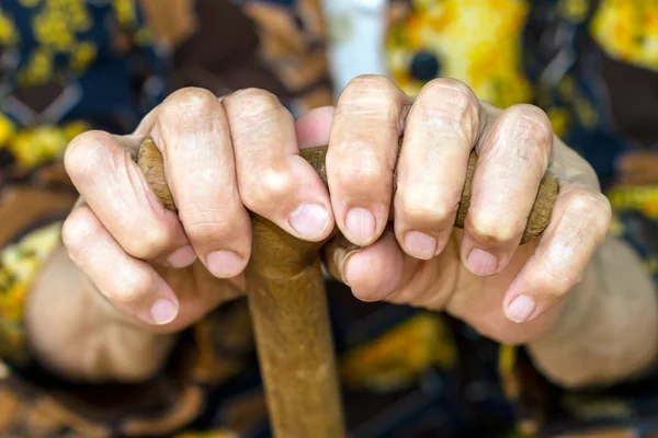 Hände an Gehstöcken — Stockfoto