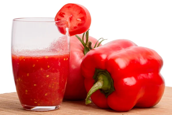 Succo di pomodoro in un bicchiere e verdure — Foto Stock