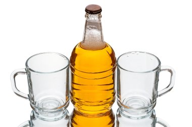 iki bardak ve şişe bira