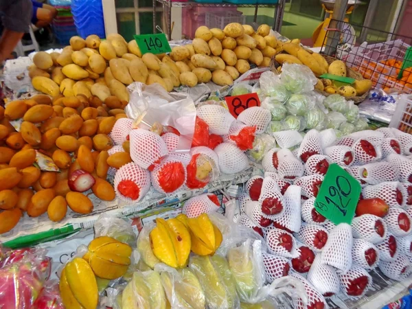 Rynek w tropikalnych owoców i warzyw — Zdjęcie stockowe