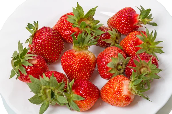 Fresas maduras en una placa blanca —  Fotos de Stock