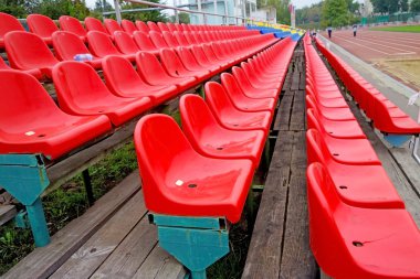 bir stadyumda kırmızı sandalye 