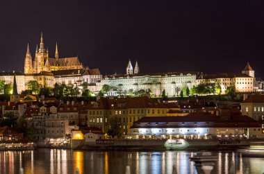 gece vltava Nehri'nin sol yakasında