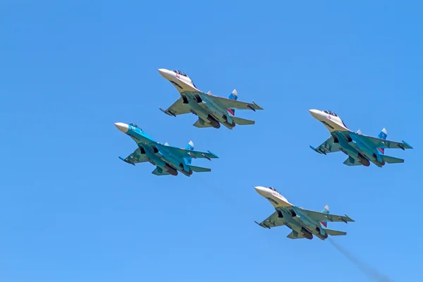 四个苏-27 在蓝蓝的天空 — 图库照片