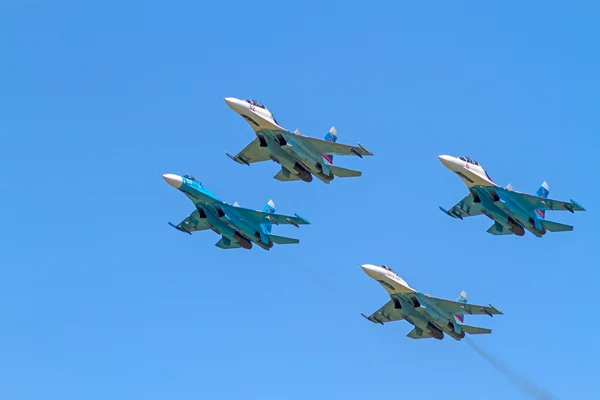 Cuatro Su-27 en el cielo azul —  Fotos de Stock