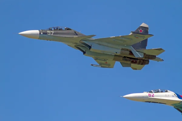 Dos Su-27 en el cielo azul — Foto de Stock