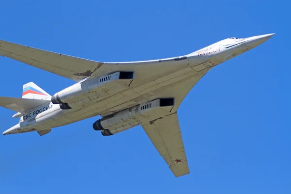 Tu-160 in de blauwe hemel — Stockfoto