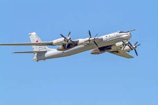 Ту-95МС в голубом небе — стоковое фото