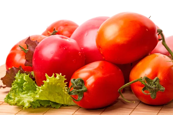 Zralá červená rajčata a hlávkový salát — Stock fotografie