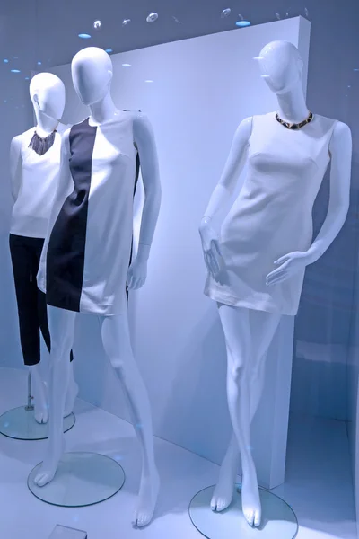 Mannequins in het blauwe licht — Stockfoto