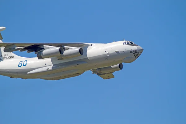 Il-76 i den blå himlen — Stockfoto