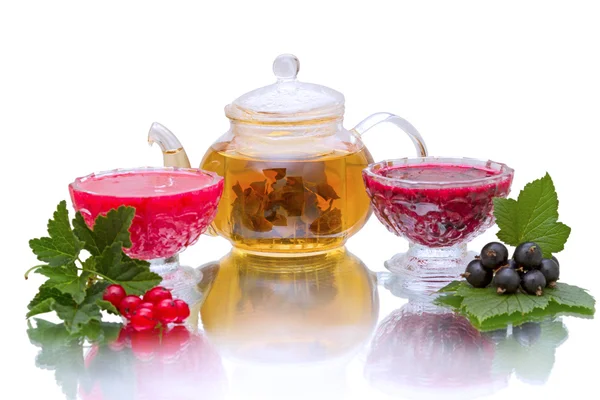 Johannisbeermarmelade und Teekanne mit grünem Tee — Stockfoto