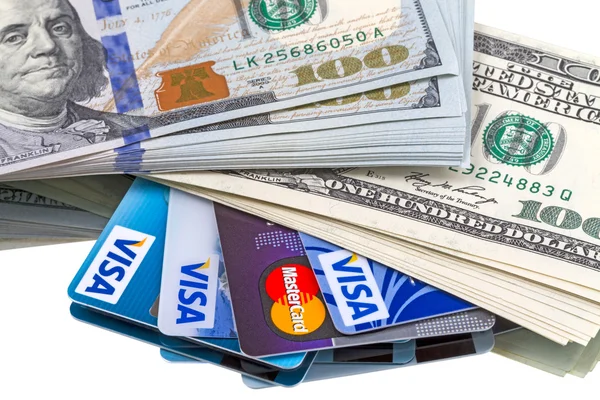Денежные средства и кредитные карты — стоковое фото