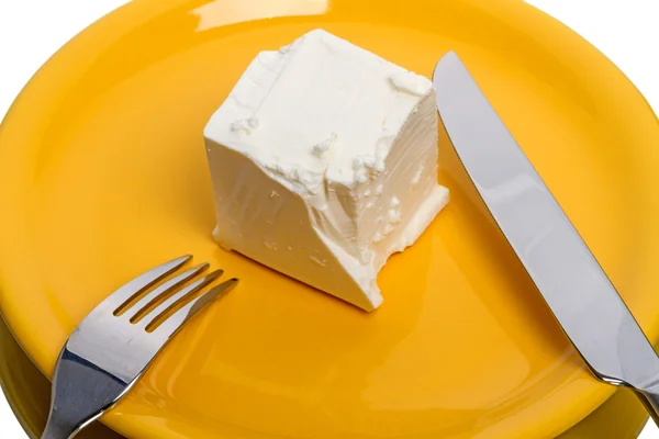 Pedazo de queso en el plato — Foto de Stock