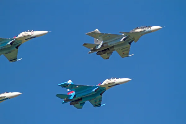 Су-30 і СУ-27 у синьому небі — 스톡 사진