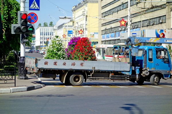 Truck transports flower beds — Stock Photo, Image