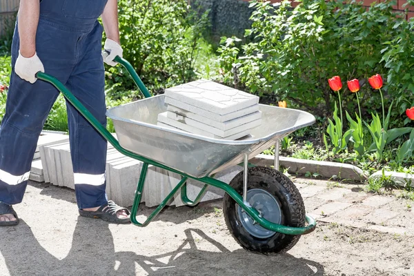 Werknemer met een kruiwagen — Stockfoto