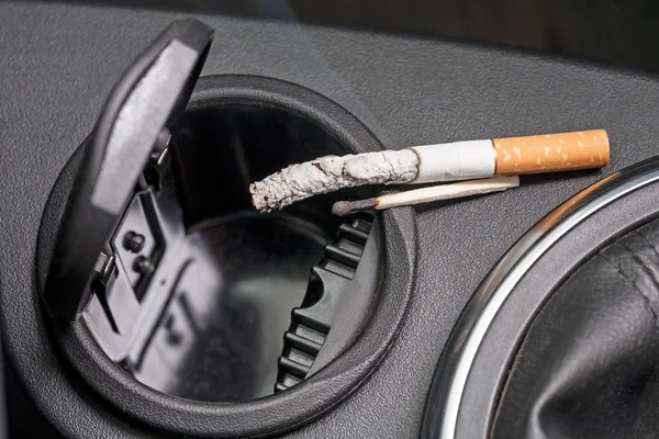 汽车烟灰缸和香烟 — 图库照片