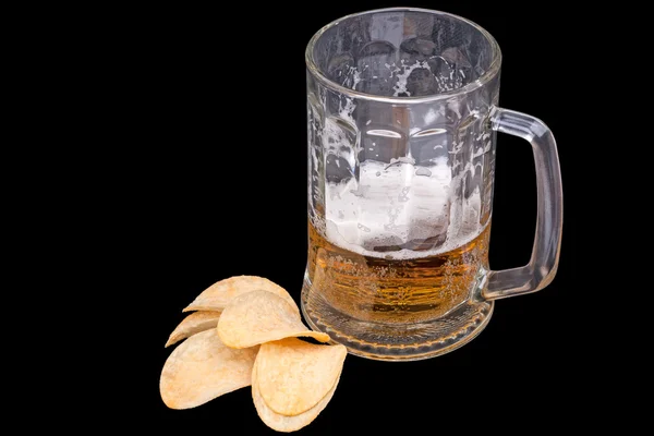 Caneca com cerveja e batatas fritas — Fotografia de Stock