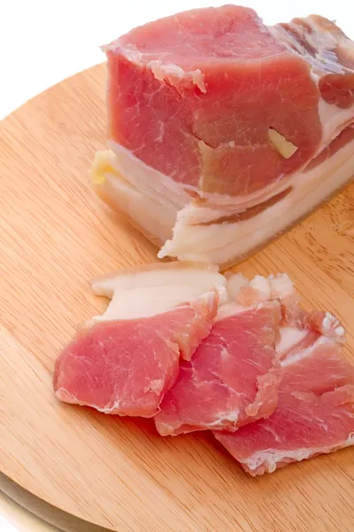 Kesme tahtası üzerinde tuzlu domuz pastırması — Stok fotoğraf