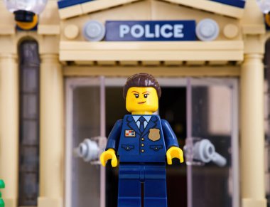 Tambov, Rusya Federasyonu - 05 Temmuz 2021 Lego polisi kadın polis karakolun önünde dikiliyor