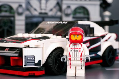 Tambov, Rusya Federasyonu - 25 Haziran 2020 Lego Nissan GT-R NISMO şoförü minifiki LEGO Speed Champions tarafından şehir sokaklarında.