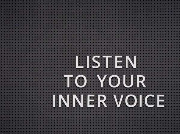 Phrase Hör Auf Deine Innere Stimme Geschrieben Mit Weißen Buchstaben — Stockfoto