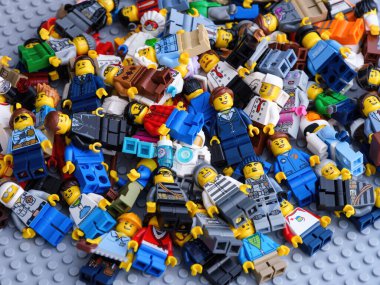 Tambov, Rusya Federasyonu - 16 Temmuz 2021 Gri tabaka üzerinde Lego minyatürleri yığını.