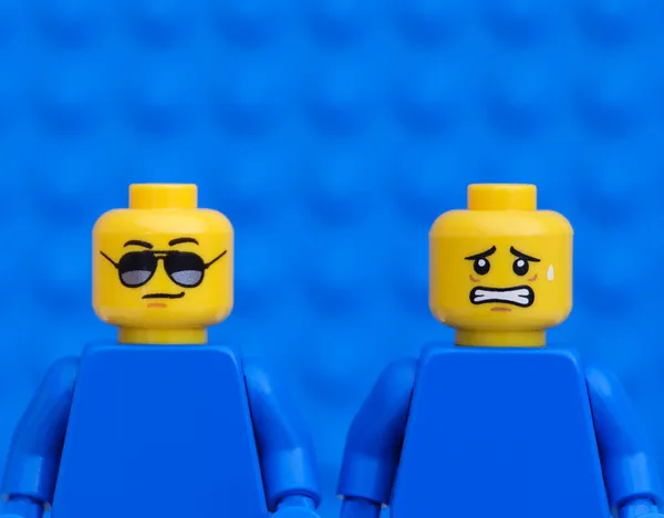 Tambov Ryssland Oktober 2021 Två Lego Minifigurer Solglasögon Och Rädd — Stockfoto