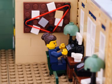 Tambov, Rusya Federasyonu - 02 Ağustos 2021 Lego polisi polis karakolunda daktiloyla yazı yazıyor