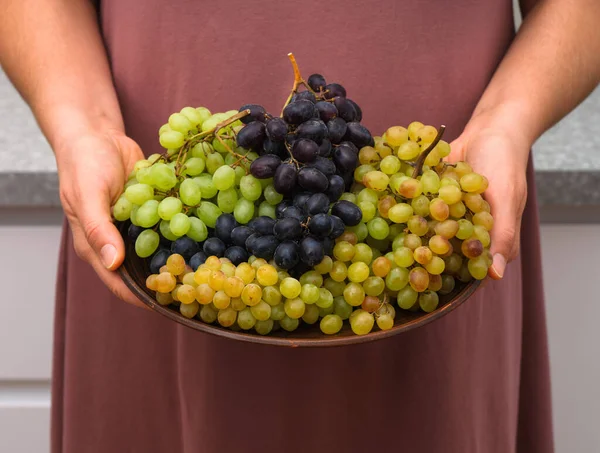 Ramos Uvas Sultana Blancas Azules Rosadas Plato Manos Mujer — Foto de Stock