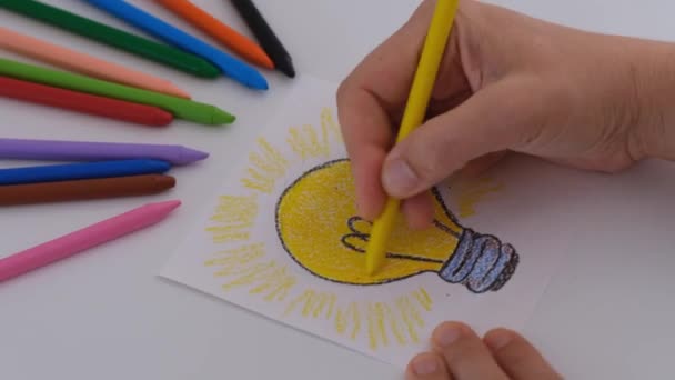 Kobieta Kolorowanie Rysunek Żarówki Żółtym Woskiem Kredka — Wideo stockowe