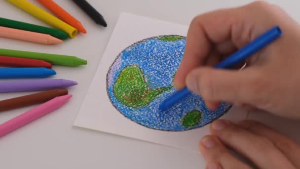 Mujer Coloreando Dibujo Planeta Tierra Con Lápiz Cera Azul — Vídeos de Stock
