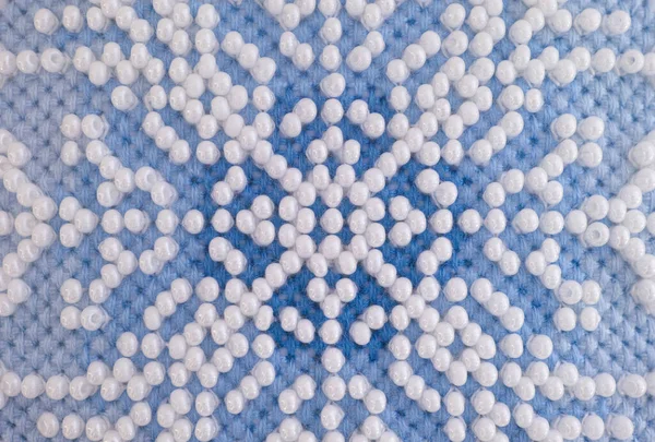 Beyaz Boncuklu Yapımı Açık Mavi Haç Dikiş Deseni Tam Çerçeve — Stok fotoğraf
