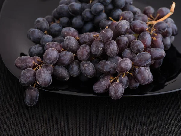 Ramo Uvas Sultana Azules Plato Negro Uva Está Sin Lavar — Foto de Stock