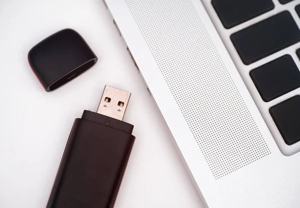 Usb Flash Drive Κοντά Στο Φορητό Υπολογιστή Ένα Τραπέζι — Φωτογραφία Αρχείου