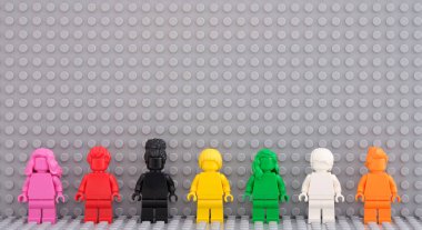 Tambov, Rusya Federasyonu - 12 Ağustos 2021 Yedi Lego tek renkli minyatür figürü Gri Lego tabanlı arka planda duruyor.